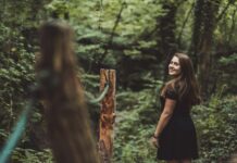 가을, 신체 활동 증가로 건강과 다이어트 동시 달성 woman standing beside post