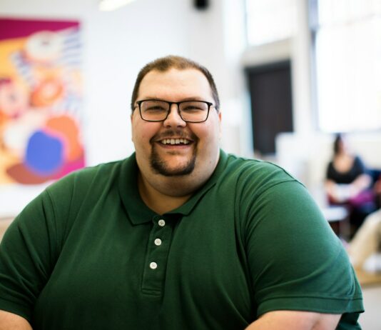 현대인의 질병, 비만을 예방하는 건강한 식단 팁 man sitting down wearing green polo shirt
