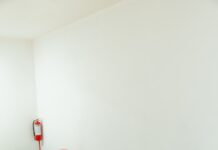 필라테스로 허리 통증 완화, 집에서도 쉽게 할 수 있는 동작들 a group of people doing yoga in a room