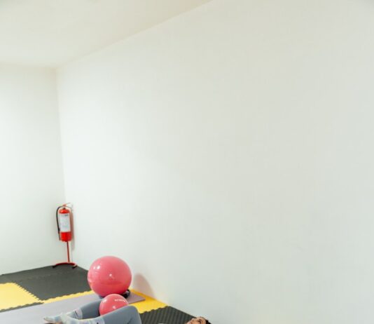 필라테스로 허리 통증 완화, 집에서도 쉽게 할 수 있는 동작들 a group of people doing yoga in a room