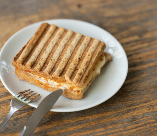체중 감량을 위한 실용적인 운동과 영양 조합 brown and white pastry on white ceramic plate