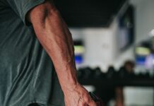 현대인의 필수 과제: 운동과 식단을 통한 건강 회복 man in gray t-shirt and black pants holding black corded headphones