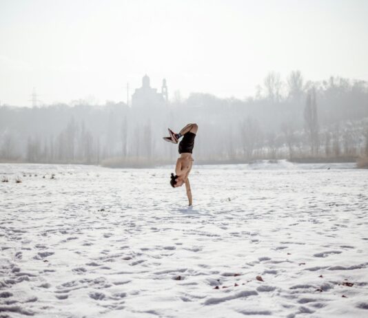겨을철 체중 조절, 운동과 올바른 식습관의 중요성 woman in black tank top and brown shorts jumping on snow covered ground during daytime