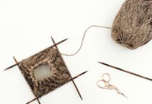 겨울철 스트레스를 이겨내는 실내 취미 brown wooden cross and brown yarn