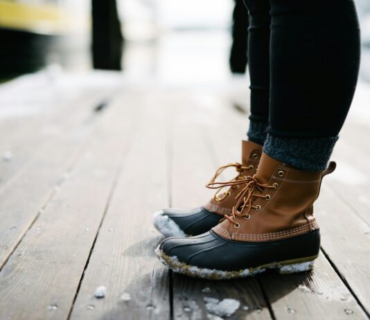 감기에 대처하는 민간 요법과 과학적 해결책 person wearing brown-and-black leather duck boots standing on brown wooden dock