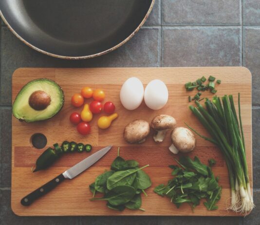 운동과 식단의 최적 배합 avocado, tomatoes, eggs, mushrooms, spring onions, and leaves