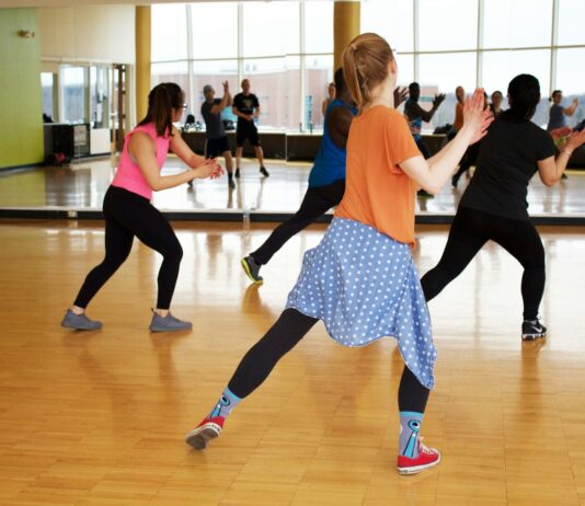 시도해 볼 새로운 운동 women dancing near mirror