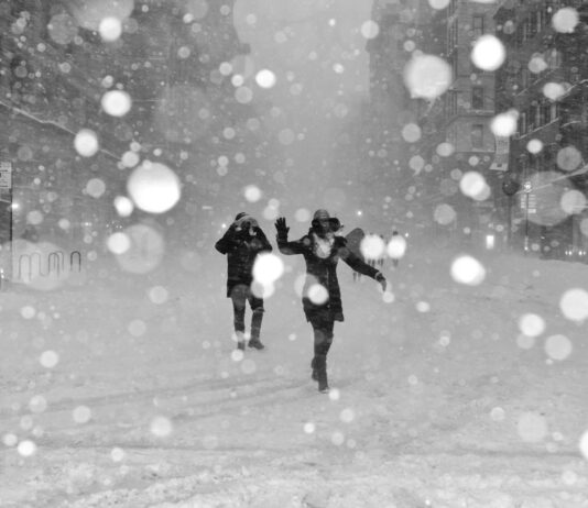 스트레스가 면역력에 미치는 영향: 스트레스 해소법 people walking on snow covered street with bokeh effects photo
