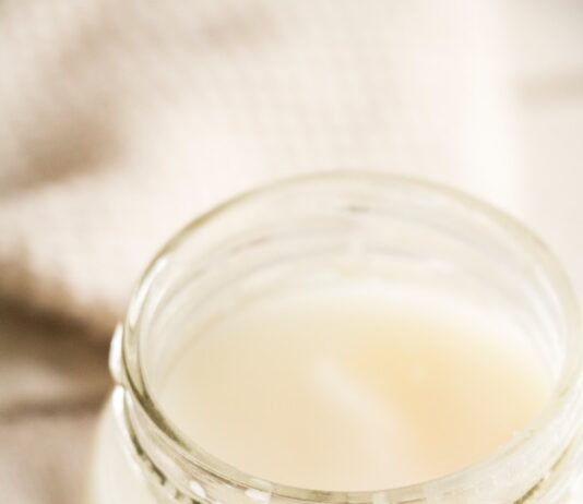 치아 미백: 자연적인 치아 미백 방법과 관리법 clear glass jar with white liquid