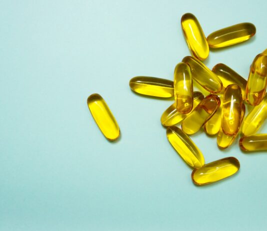 관절 건강을 위한 영양소: 관절염 예방에 좋은 식품 brown and yellow medication tablets