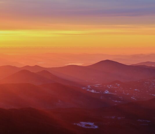 환경 변화가 건강에 미치는 영향 brown and black mountains
