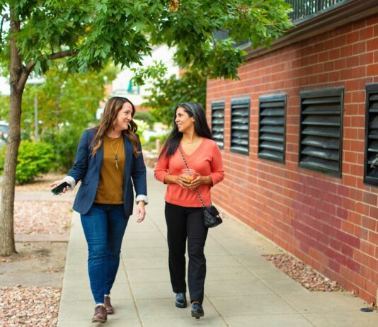 체중 감량과 건강 유지를 위한 하루 30분 걷기 two women walking down a sidewalk talking to each other