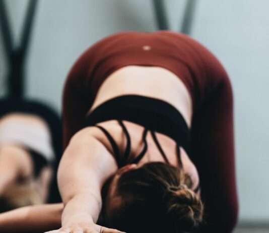 허리 통증 예방하는 필라테스 woman in red tank top lying on floor