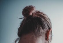 “체형이 무너지는 느낌… 바른 자세만으로도 달라집니다” woman in white shirt with red lipstick