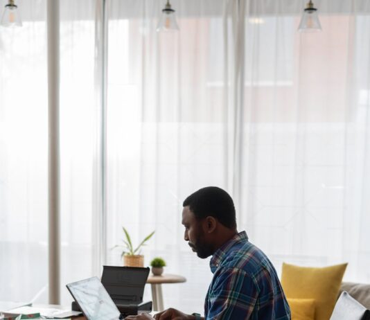 “오래 앉아 있으면 왜 허리가 아플까?”… 잘못된 자세보다 무서운 건 ‘정지’ man in blue and white plaid dress shirt sitting on chair using laptop computer