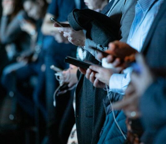 ‘디지털 디톡스’, 정보 과부하 시대의 필수 정신 건강 솔루션 people using phone while standing