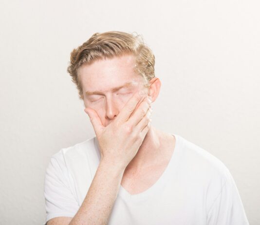 만성피로 증후군 극복하기, 올바른 생활 습관이 열쇠! man covering his mouth