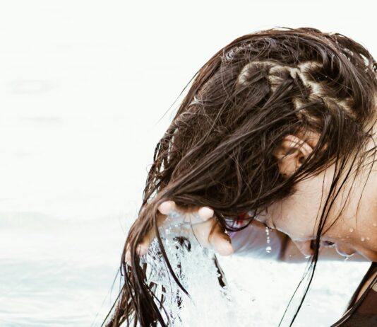 건강한 모발을 위한 올바른 관리법과 주의해야 할 습관 woman in body of water