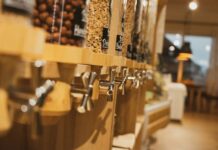 식단 트렌드, ‘균형’과 ‘지속 가능성’이 이끈다 black and brown coffee beans