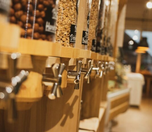 식단 트렌드, ‘균형’과 ‘지속 가능성’이 이끈다 black and brown coffee beans