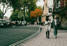 ‘1일 1산책’, 바쁜 일상 속 건강 지키는 똑똑한 선택 a couple of people walking down a street
