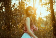 대세는 ‘마음 챙김 걷기’…걷기 운동에 명상을 더하다 woman in white spaghetti strap dress standing on brown soil during daytime