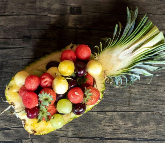 즐겁게 다이어트하는 신선한 방법, ‘식물 기반 식단’ 시도해보세요! A pineapple filled with lots of different types of fruit