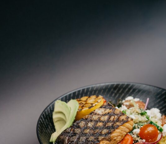 내 몸에 맞는 식단 찾기, 실생활에서 시작하는 건강한 변화 grilled meat with green vegetable on black ceramic plate