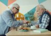 “노화의 시계를 늦춰라”… 젊은 층이 ‘슬로우 조깅’에 열광하는 이유 Two elderly men playing chess at a table.