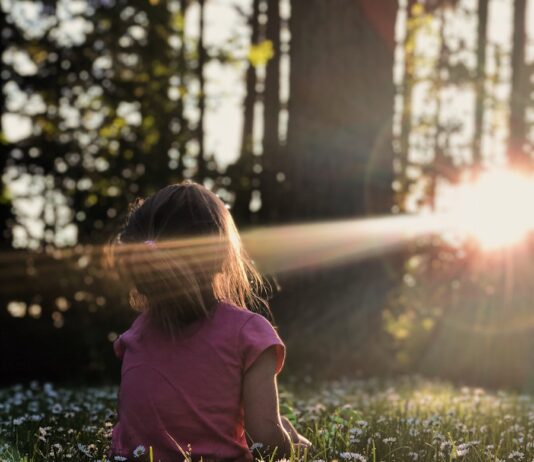 MZ세대가 앞장서는 ‘마음 챙김 명상’, 일상에 쉽게 녹이는 법 girl sitting on daisy flowerbed in forest