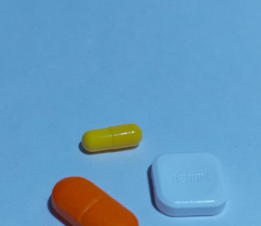 영양제 과유불급의 함정, 건강을 채우려다 오히려 간을 지치게 하는가 A group of three pills sitting next to each other