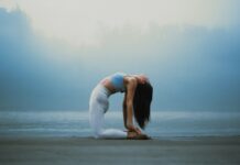 전사 요가: 흔들리지 않는 다리 라인, 하체 근력을 위한 워리어 시리즈 A woman doing a yoga pose on the beach