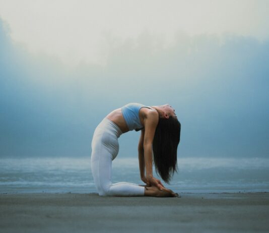 전사 요가: 흔들리지 않는 다리 라인, 하체 근력을 위한 워리어 시리즈 A woman doing a yoga pose on the beach