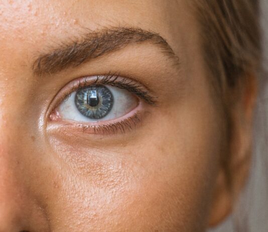 “20대인데 벌써 침침해”… 스마트폰이 앞당긴 ‘젊은 노안’의 습격 close-up photo of persons eye