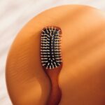 건강한 두피와 머릿결, 작은 변화에서 시작하세요 a ring on a person's arm