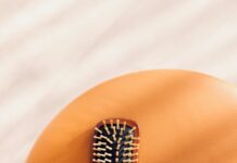 건강한 두피와 머릿결, 작은 변화에서 시작하세요 a ring on a person's arm