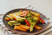 “나만의 건강 루틴, 영양과 보충제 알차게 챙기기” a plate of broccoli, carrots, and peppers