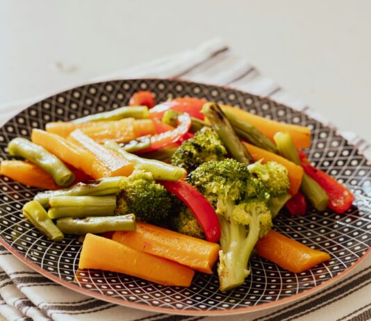 “나만의 건강 루틴, 영양과 보충제 알차게 챙기기” a plate of broccoli, carrots, and peppers