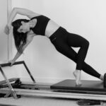 지속 가능한 운동의 조건: 필라테스 ‘번아웃’을 방지하는 심리적 접근법 woman in black sports bra and black leggings doing yoga