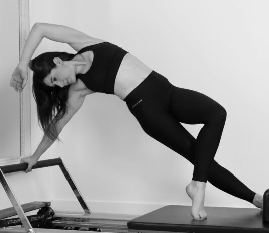 지속 가능한 운동의 조건: 필라테스 ‘번아웃’을 방지하는 심리적 접근법 woman in black sports bra and black leggings doing yoga