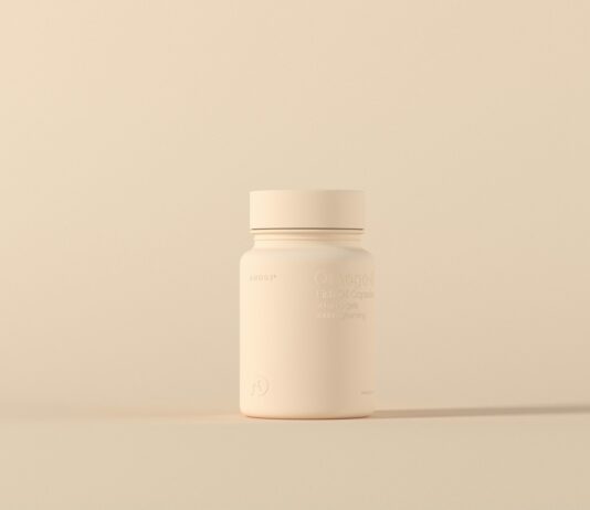‘맞춤형’으로 진화하는 영양, 내게 꼭 맞는 보충제 고르기 a bottle of medicine sitting on top of a table