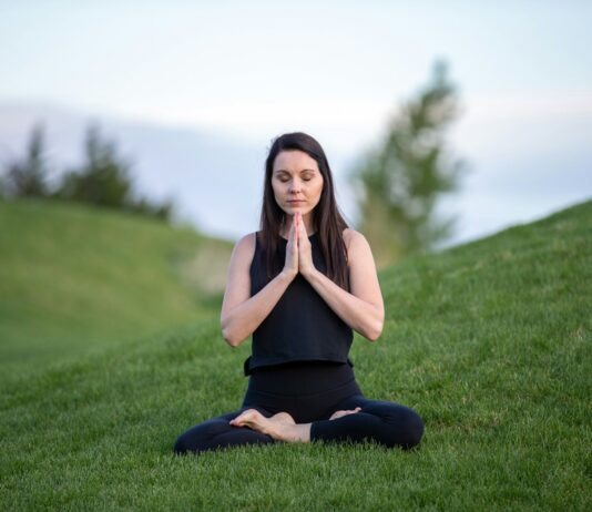변화하는 스트레스 관리법, 현대인의 마음을 달래는 일상 루틴은? woman in black tank top and black pants sitting on green grass field during daytime