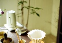 일상 속 작은 변화로 지키는 ‘정신건강’, 새로운 트렌드와 실천법 주목 Various tea ceremony utensils arranged on a wooden table.