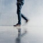 빠르게 걷기, 바쁜 일상 속 건강 챙기는 새로운 트렌드 person wearing blue denim jeans beside gray wall