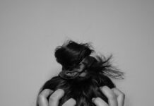 현대인의 스트레스, 일상 속 작은 실천으로 관리한다 a woman covering her face with her hands