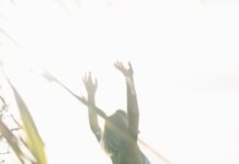 바쁜 일상 속 힐링, 대체요법으로 건강 챙기는 방법 woman standing near body of water