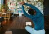 집에서 쉽게 실천하는 ‘마일드 다이어트’, 건강도 챙기고 스트레스도 줄인다 a man doing yoga in a living room