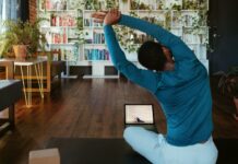 집에서 쉽게 실천하는 ‘마일드 다이어트’, 건강도 챙기고 스트레스도 줄인다 a man doing yoga in a living room