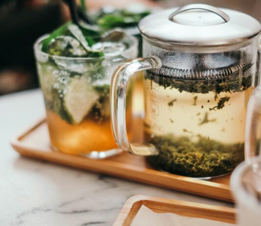 일상 속 작은 변화, 대체요법으로 건강 지키기 clear glass mug on tray