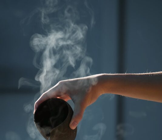 집에서 실천하는 대체요법, 건강 관리의 새로운 흐름 person pouring hot water on white cup